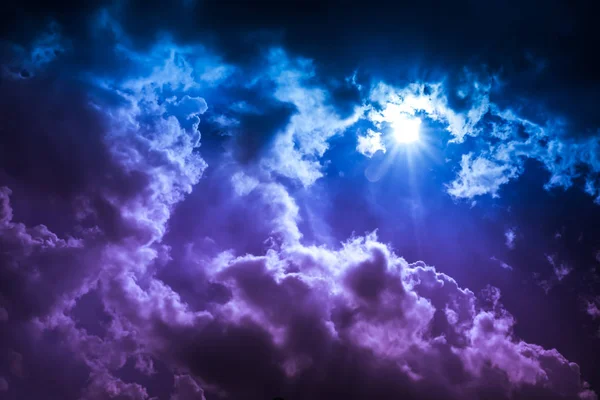 Landschaft der Wolkenlandschaft Hintergrund. bunter Himmel mit Sonnenstrahl in dunklen Wolken. — Stockfoto
