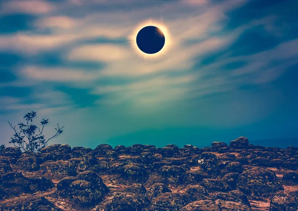 Fenômeno natural científico incrível. Eclipse solar total com efeito anel de diamante brilhando no céu acima da área selvagem na floresta . — Fotografia de Stock