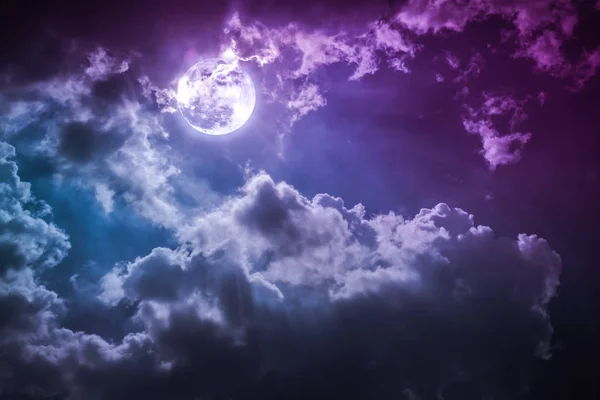 Nocny krajobraz niebo pochmurne i jasny księżyc w pełni z połyskiem. — Zdjęcie stockowe