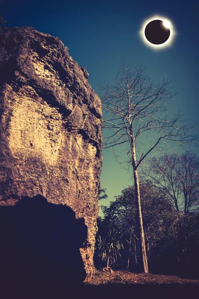 Şaşırtıcı bilimsel doğal olay. Elmas yüzük efektli mavi gökyüzünde parlayan güneş tutulması.