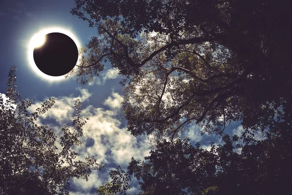 Bilimsel doğal olay. Elmas yüzük ile güneş tutulması.