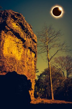 Bilimsel doğal olay. Elmas yüzük efektli güneş tutulması.
