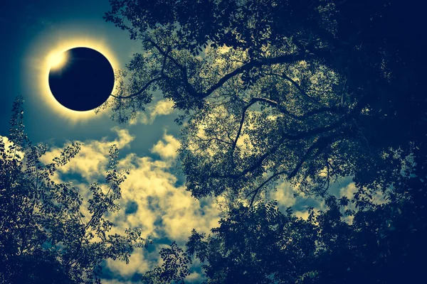 Scientific natural phenomenon. Total solar eclipse with diamond ring effect. — Stock Photo, Image