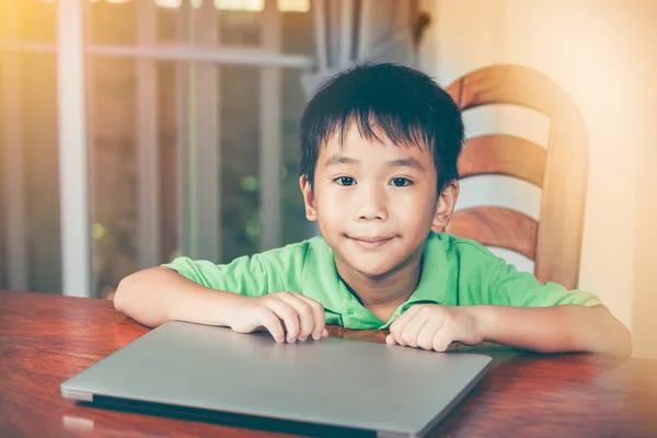 Aziatische jongen gebruikt moderne generatie technologie met laptop. — Stockfoto