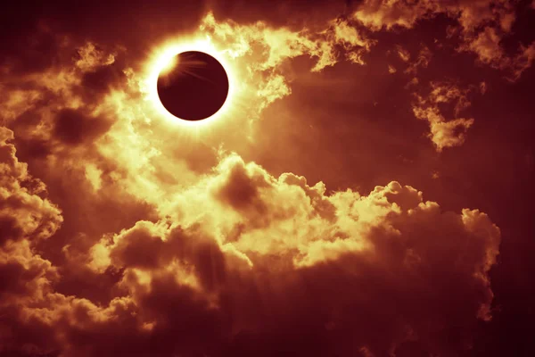 Fenómeno científico natural. Eclipse solar total com efeito anel de diamante — Fotografia de Stock