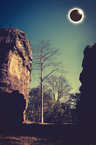 Bilimsel doğal olay. Elmas yüzük efektli güneş tutulması