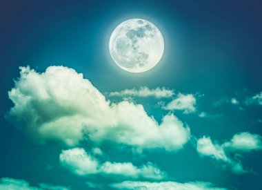 Gece gökyüzü parlak dolunay, serenity doğa arka plan ile. Crooss işlemi.