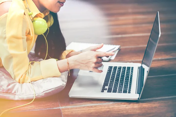 Lycklig kvinna använder smart telefon och bärbar dator. Vintage effekt tonen. — Stockfoto