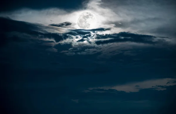 Paisaje del cielo nocturno con hermosa luna llena, serenidad naturaleza fondo . — Foto de Stock