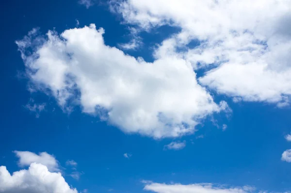Schöner blauer Himmel mit Wolken. Natur-Hintergrund. Draußen an Sommertagen. — Stockfoto