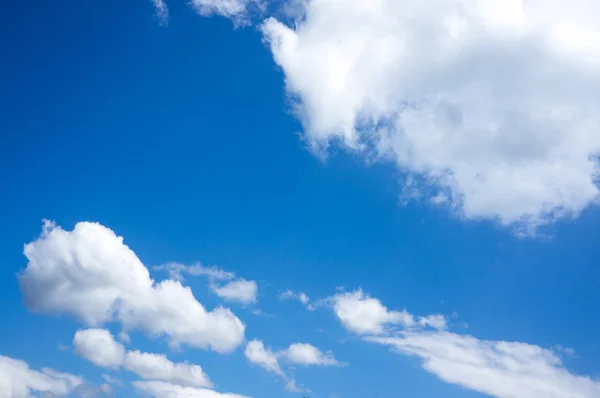Mooie blauwe hemel met wolken. Achtergrond van de natuur. Buiten op een zomerdag. — Stockfoto
