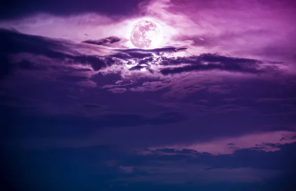 Paisagem do céu noturno com bela lua cheia, serenidade natureza fundo . — Fotografia de Stock