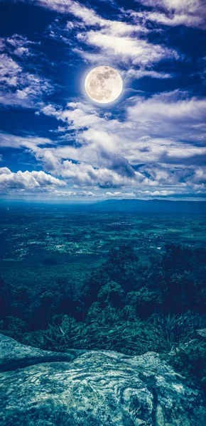 Táj, az ég felhős és világos telihold, serenity természet háttér. Függőleges panoráma összetétele. — Stock Fotó