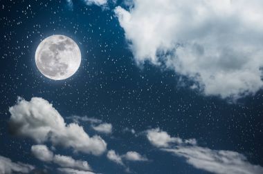 Gece gökyüzü parlak dolunay ve bulutlu, serenity doğa arka plan.