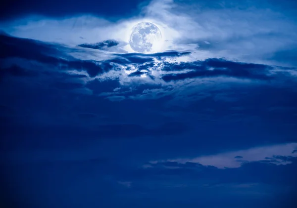 Paysage du ciel nocturne avec belle pleine lune, fond nature de sérénité . — Photo