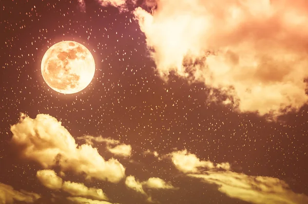 Nachthimmel mit Vollmond und bewölkt, Ruhe Natur Hintergrund. Sepiatonus. — Stockfoto