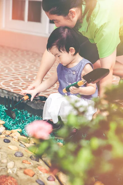 Madre e hija asiática con equipo de jardinería. Efecto vintage . — Foto de Stock