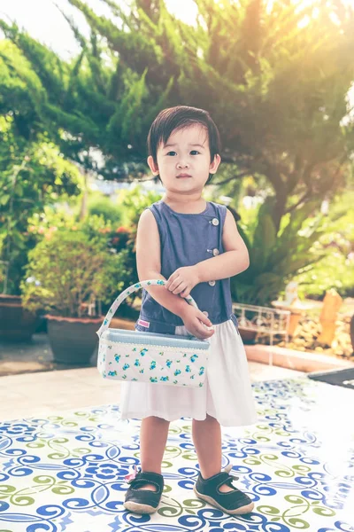 Niño asiático relajarse y divertirse en el jardín en casa. Tono vintage . —  Fotos de Stock