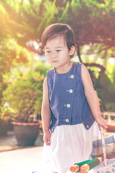 Niño asiático con equipo de jardinería. Al aire libre para niños. Efecto vintage tono . — Foto de Stock