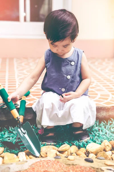 Niño asiático con equipo de jardinería. Al aire libre para niños. Efecto vintage tono . — Foto de Stock