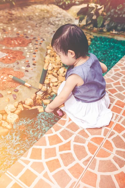 Niño asiático con equipo de jardinería. Al aire libre para niños. Efecto vintage tono . — Foto de Stock