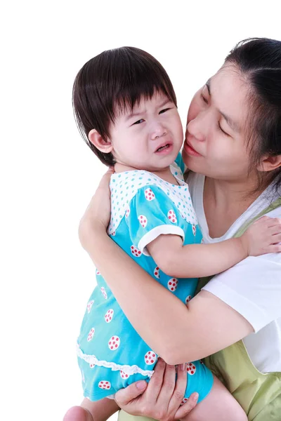 Asijská matka objímala utěšit svou dceru s láskou. Izolované na bílém pozadí. — Stock fotografie