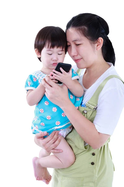 Matka s dcerou. Dívka pomocí elektronických gadget. Izolované na bílém pozadí. — Stock fotografie