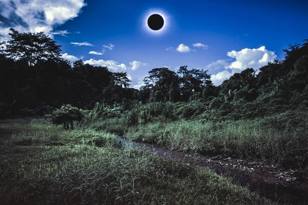 Наукове природне явище. Загальне сонячне затемнення, що світиться на небі . — стокове фото