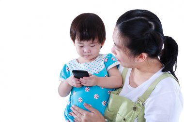 Anne kızıyla birlikte. Kız Elektronik Gadget'ı kullanma. Beyaz arka plan üzerinde izole.