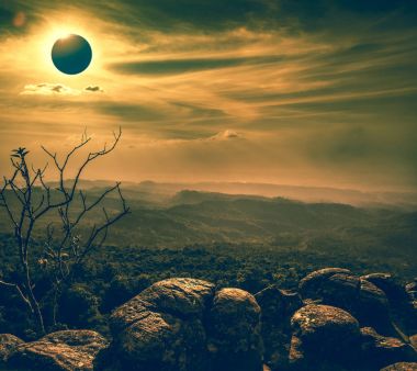 Şaşırtıcı bilimsel doğal olay. Gökyüzünde parlayan güneş tutulması