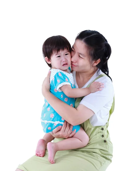 Asijská matka objímala utěšit svou dceru s láskou. Izolované na bílém pozadí. — Stock fotografie