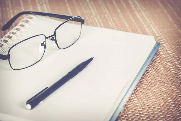 Στυλό και γυαλιά με κενό ημερολόγιο. Εφέ Βίντατζ τόνος. — Φωτογραφία Αρχείου