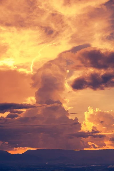 Beautyl ουρανό με συννεφιά παραπάνω οροσειρά, ηρεμία φύση φόντο. — Φωτογραφία Αρχείου