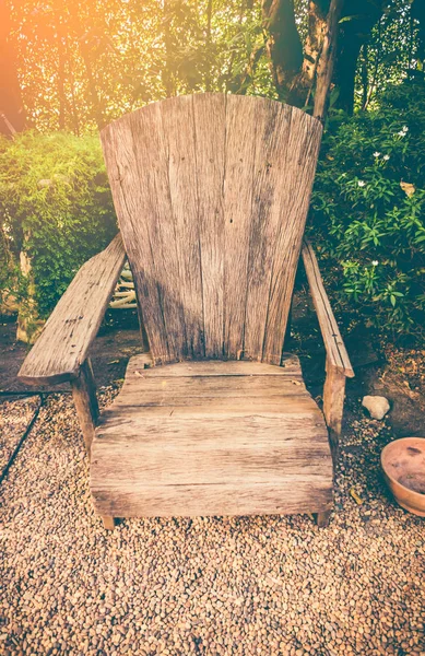 Rincón de relajación con silla de madera antigua en el jardín. Efecto vintage tono . — Foto de Stock