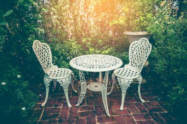 Gevşeme köşe masa ve sandalyeler bahçede. Vintage etkisi sesi.