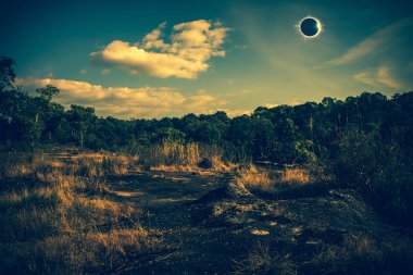 Şaşırtıcı bilimsel doğal olay. Güneş tutulması glowiing üzerinde sky