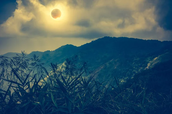 Наукове природне явище. Загальне сонячне затемнення з ефектом алмазного кільця — стокове фото
