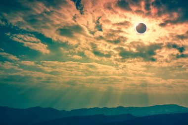 Bilimsel doğal olay. Elmas yüzük efektli gökyüzünde parlayan güneş tutulması