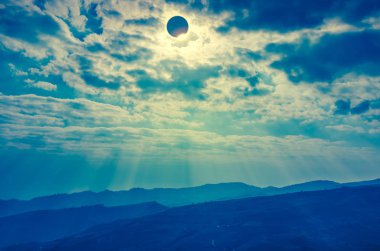 Bilimsel doğal olay. Elmas yüzük efektli gökyüzünde parlayan güneş tutulması