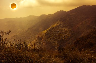 Bilimsel doğal olay. Elmas yüzük efektli gökyüzünde parlayan güneş tutulması