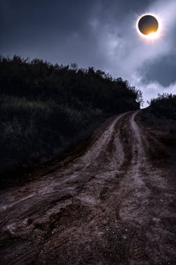 Bilimsel doğal olay. Elmas yüzük efektli gökyüzünde parlayan güneş tutulması