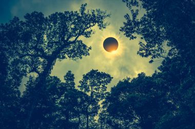 Bilimsel doğal olay. Elmas yüzük efektli gökyüzünde parlayan güneş tutulması