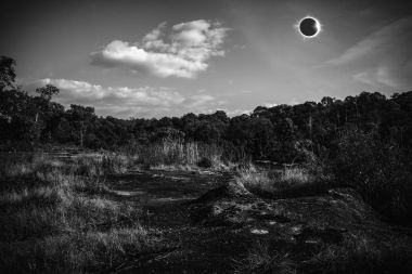 Şaşırtıcı bilimsel doğal olay. Elmas yüzük efektli gökyüzünde parlayan güneş tutulması