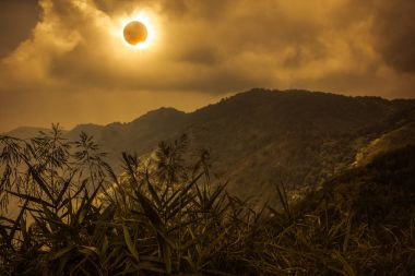 Bilimsel doğal olay. Elmas yüzük efektli gökyüzünde parlayan güneş tutulması