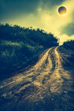 Bilimsel doğal olay. Elmas yüzük efektli gökyüzünde parlayan güneş tutulması