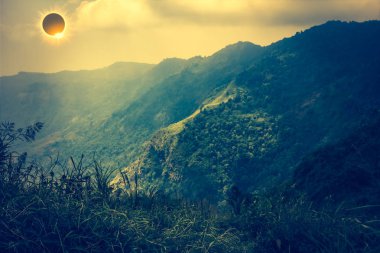 Bilimsel doğal olay. Elmas yüzük efektli gökyüzünde parlayan güneş tutulması