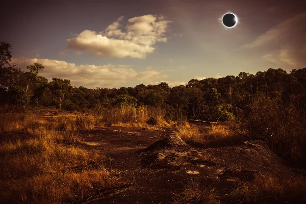 Şaşırtıcı bilimsel doğal olay. Elmas yüzük efektli gökyüzünde parlayan güneş tutulması