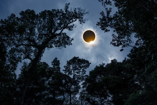 Fenómeno científico natural. Eclipse solar total com efeito anel de diamante brilhando no céu — Fotografia de Stock