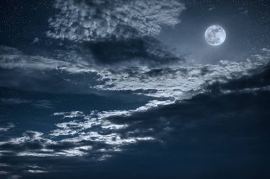 Gece gökyüzü parlak dolunay ve kara bulut, serenity doğa ile 