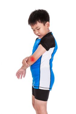 Asyalı çocuk bisikletçi dirsek yaralandı. Beyaz arka plan üzerinde izole.